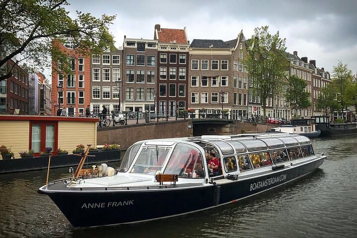 Amsterdam Canal Cruise: Classic 60-Minute Guided Tour with Two Drinks