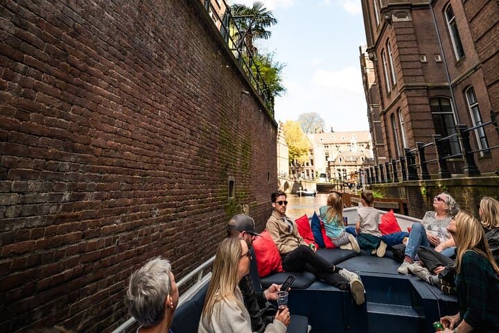Amsterdam Electric Canal Cruise with Live Guide and Two Drinks photo 6