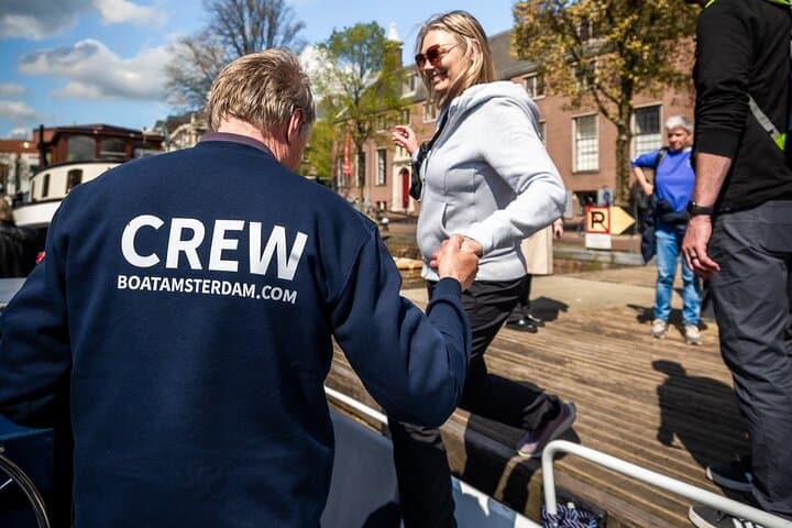 Sip and Sail: One-Hour Amsterdam Canal Cruise with Live Guide and Unlimited Drinks photo 3