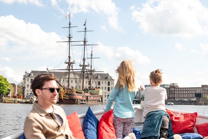 Sip and Sail: One-Hour Amsterdam Canal Cruise with Live Guide and Unlimited Drinks photo 6