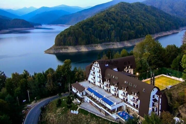 Transfăgărășan Bear Safari and Ancient Rock Church Day Tour from Bucharest