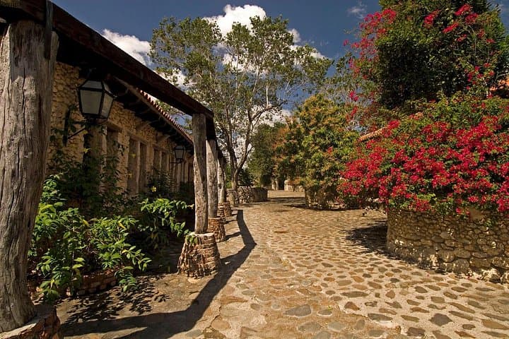 Guided Tour: Maravillas Caves, Altos de Chavón & Cigar Factory (La Romana) photo 4