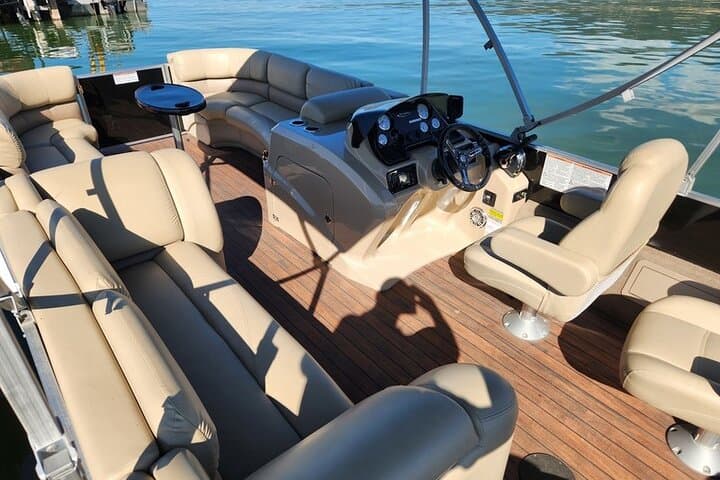 PartyFish Pontoon Rental on Okanagan Lake — Sylvan Mirage 8522 in Kelowna photo 2