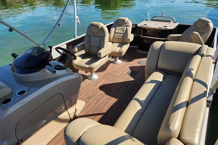 PartyFish Pontoon Rental on Okanagan Lake — Sylvan Mirage 8522 in Kelowna photo 3