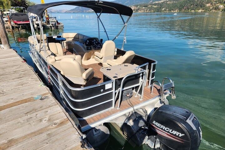 PartyFish Pontoon Rental on Okanagan Lake — Sylvan Mirage 8522 in Kelowna photo 4