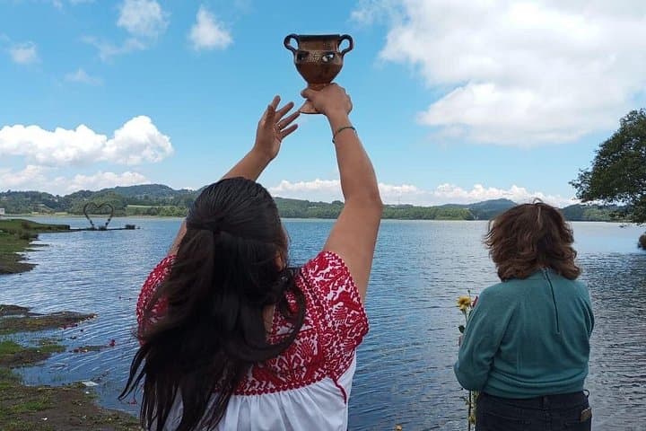 Acaxochitlán Day Tour: Water Ceremonies, Textile Workshops & Mountain Cuisine