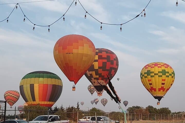 Dawn Balloon Over Teotihuacán: Sunrise Flight and Pyramids Tour from Mexico City