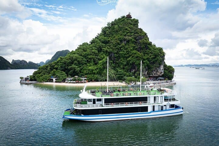 Halong Bay Luxury Day Cruise with Jacuzzi, Kayaking & Titov Island