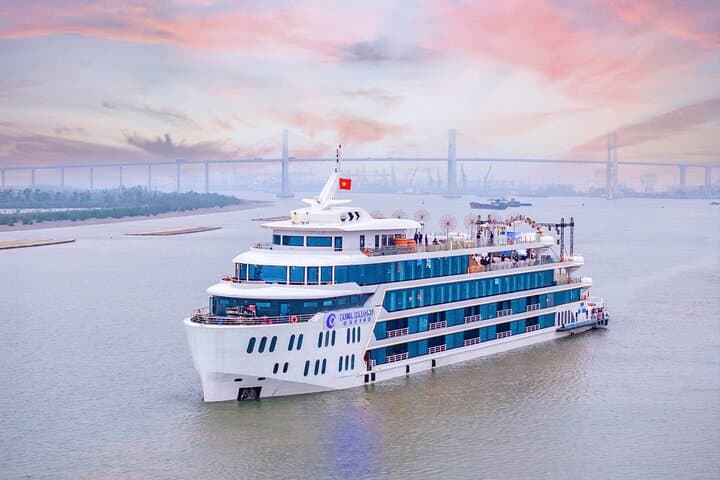 Halong Bay Luxury Day Cruise: Sung Sot, Luon Cave & Titov Island