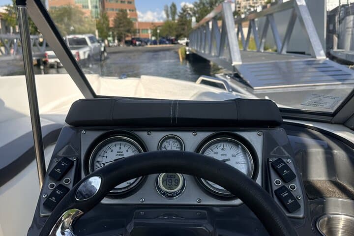 Cruise Okanagan Lake: Larson Boat Rentals in Kelowna photo 4