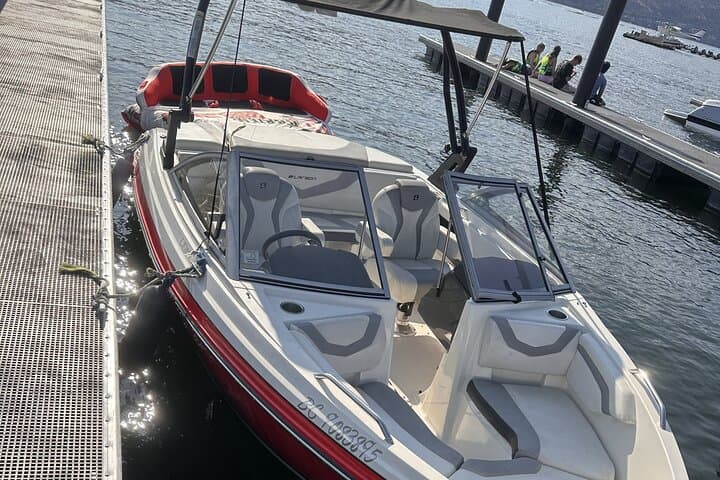Cruise Okanagan Lake: Larson Boat Rentals in Kelowna photo 2