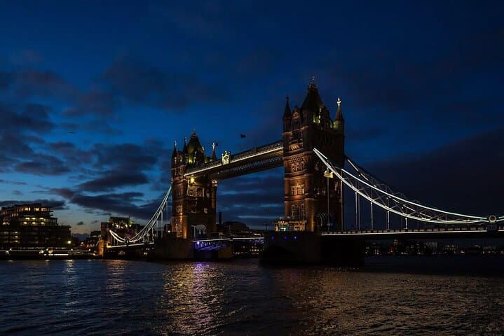 London Bridges by Night: Private Minivan Tour & Thames Light Cruise photo 4