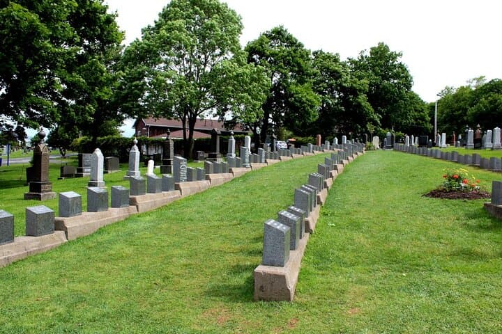 Historic Halifax and Titanic Walking Tour: Citadel, Gardens & Maritime Memory
