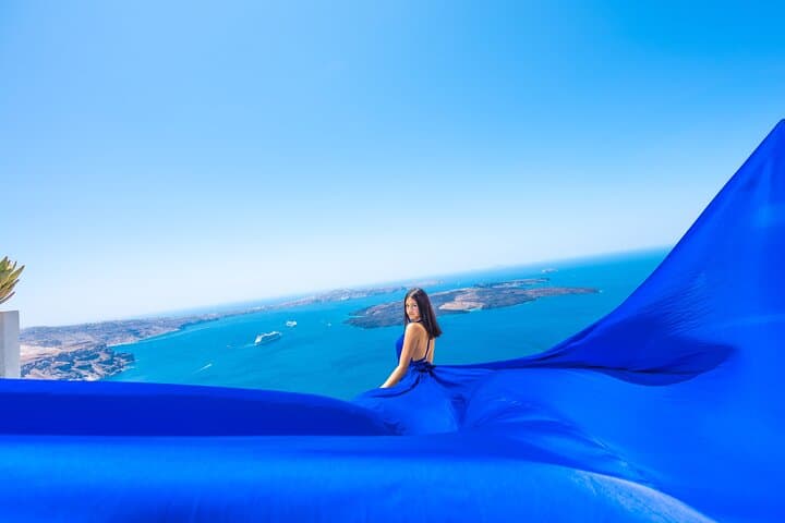 Santorini Flying-Dress Photoshoot in Oia — Private 2-Hour Photo Experience