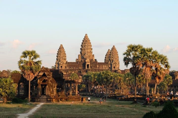 Private Sunrise or Sunset Angkor Wat Tour — Luxury Guided Experience in Siem Reap
