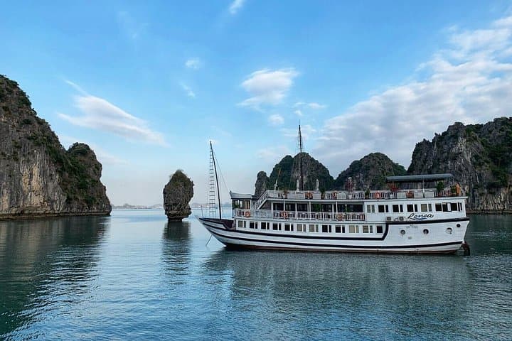 Bai Tu Long Bay 2-Day Renea Cruise: Kayak Cap La, Thien Canh Son Cave & Tai Chi photo 3