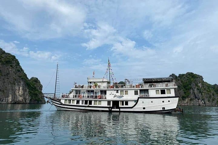 Bai Tu Long Bay 2-Day Renea Cruise: Kayak Cap La, Thien Canh Son Cave & Tai Chi photo 2