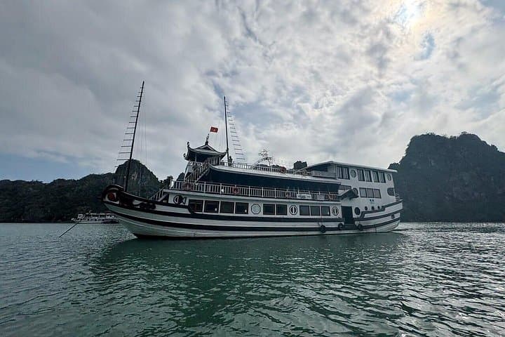 Bai Tu Long Bay 2-Day Renea Cruise: Kayak Cap La, Thien Canh Son Cave & Tai Chi photo 4