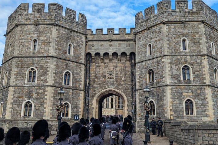 Heathrow to Southampton Private Transfer via Windsor Castle – 2-Hour Windsor Stop