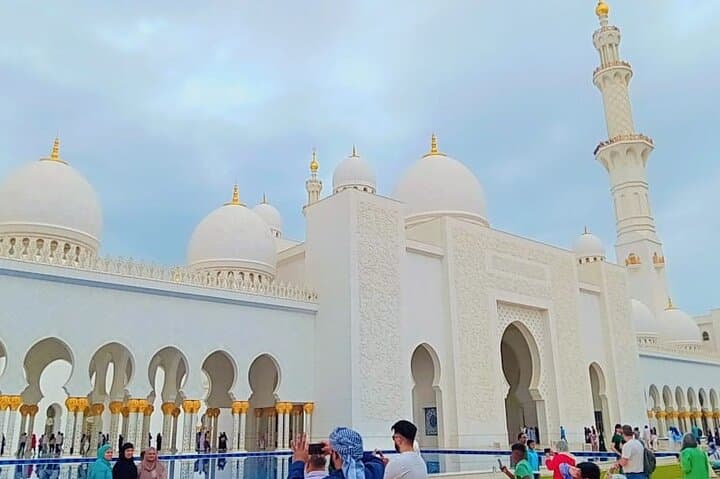 Abu Dhabi City Tour from Dubai — Full-Day Sightseeing & Sheikh Zayed Mosque Visit