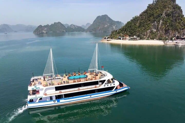 luxury-halong-bay-day-cruise-jacuzzi-kayaking