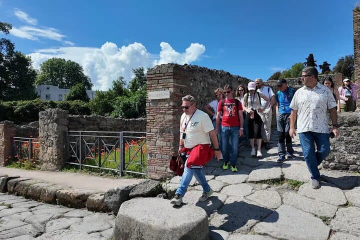 Pompeii Walking Tour: Real History of the Ruins