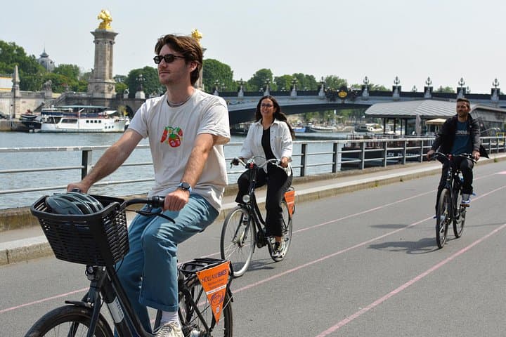 Pedal Paris: City Bike Tour on a Dutch Bicycle photo 2