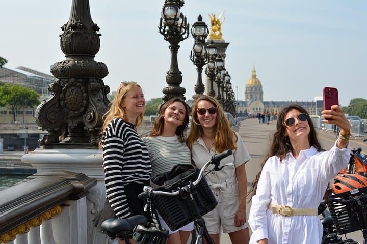 Pedal Paris: City Bike Tour on a Dutch Bicycle photo 4