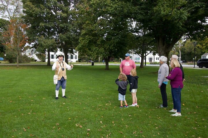 Battle Green Walking Tour: Historic Lexington Green Guided Tour in Colonial Dress photo 2