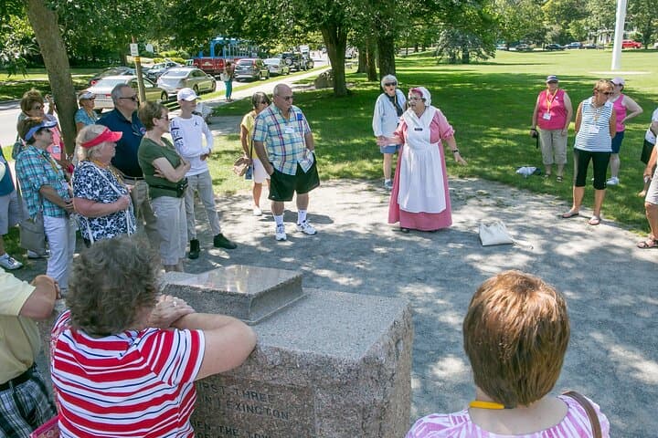 Battle Green Walking Tour: Historic Lexington Green Guided Tour in Colonial Dress photo 3