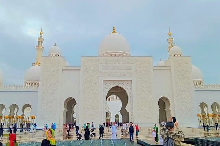 Full-Day Abu Dhabi City Tour: Sheikh Zayed Mosque, Corniche & Cultural Highlights