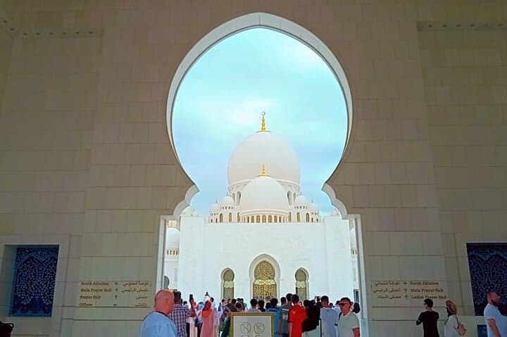 Full-Day Abu Dhabi City Tour: Sheikh Zayed Mosque, Corniche & Cultural Highlights photo 3