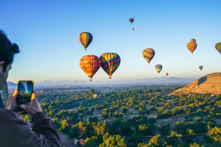 Dawn Hot-Air Balloon Over Teotihuacan from Mexico City (Breakfast Included)