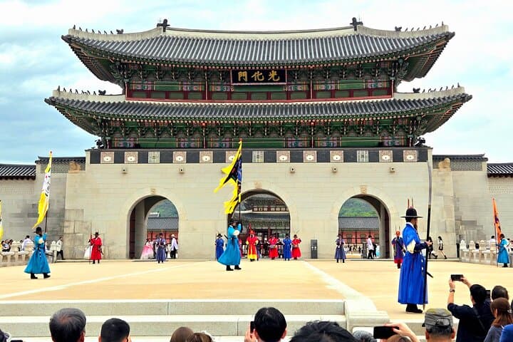 Discover Seoul: Historic Palaces, Hanok Villages & Cheonggyecheon Walk