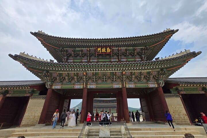 Discover Seoul: Historic Palaces, Hanok Villages & Cheonggyecheon Walk photo 3