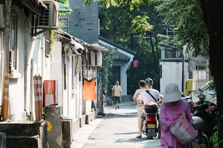 Hangzhou Mini-Hike: Wu Shan Views, TCM Museum & Da Ma Long Market photo 2