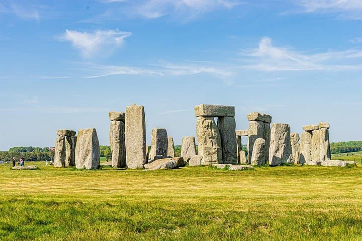 Private Day Trip from London: Stonehenge, Bath & Cotswolds Highlights