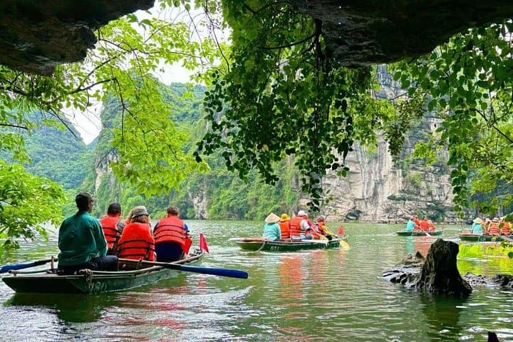 Hanoi Deluxe Tour: Hoa Lu, Trang An Boat Ride & Mua Cave Viewpoint photo 2