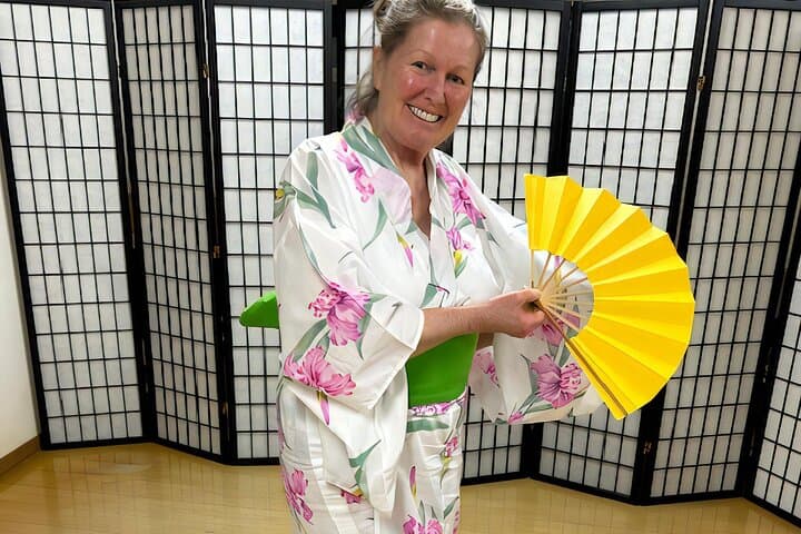 Beginner Japanese Dance Experience in Tokyo — Learn Kabuki Steps and Wear a Yukata photo 4