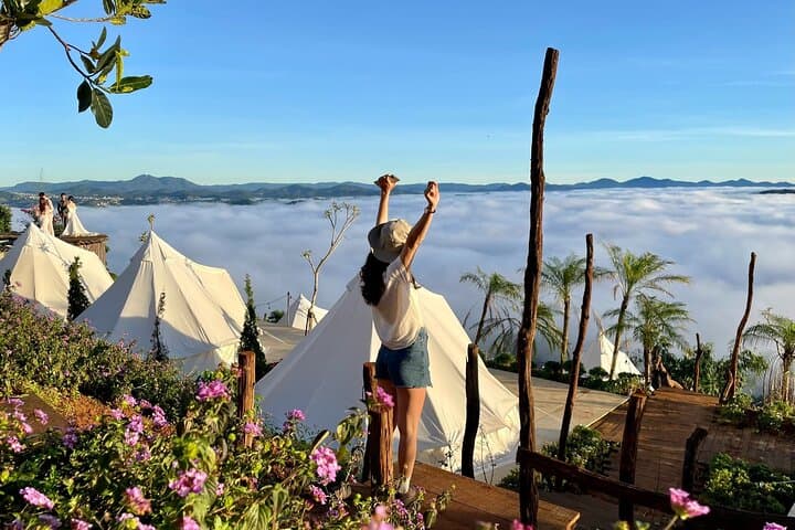 Da Lat Sunrise Cloud Hunting: Cau Dat Tea Hills & Strawberry Farms