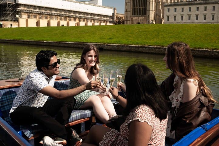 Private Cambridge Punting Tour: Guided Colleges Cruise on the River Cam