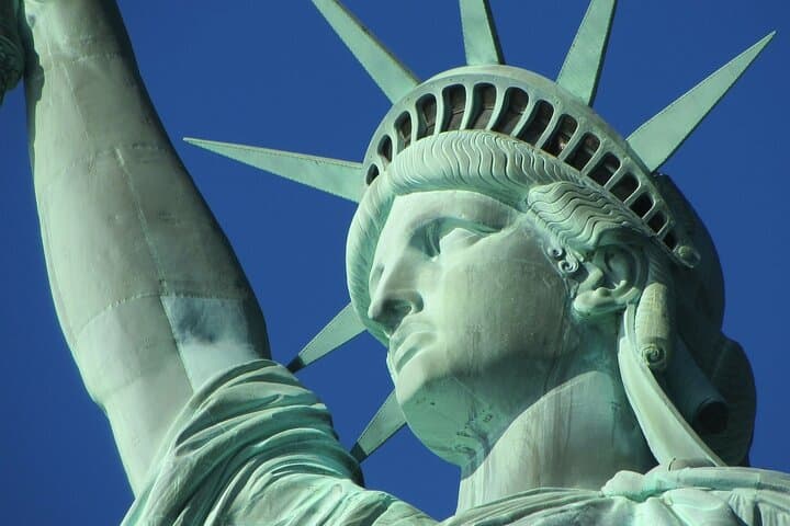 Explore Iconic Statues: Spanish Tour of Liberty and Ellis Island photo 2