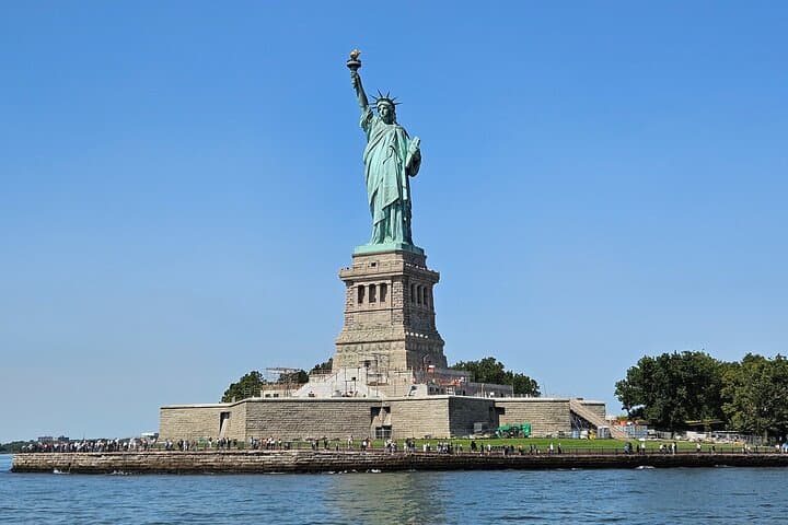 Explore Iconic Statues: Spanish Tour of Liberty and Ellis Island photo 4