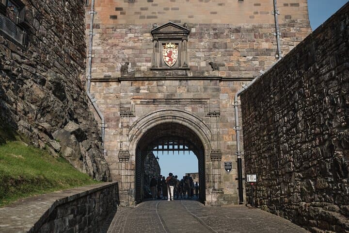 Edinburgh Castle Guided Tour and Holyrood Palace Visit: Royal History Walk photo 2