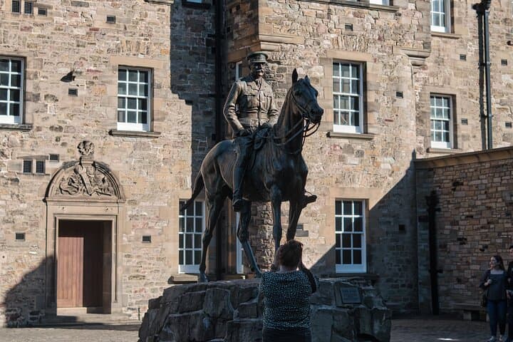 Edinburgh Castle Guided Tour and Holyrood Palace Visit: Royal History Walk photo 3