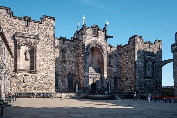 Edinburgh Castle Guided Tour and Holyrood Palace Visit: Royal History Walk photo 4