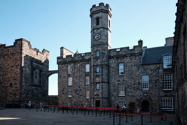 Edinburgh Castle Guided Tour and Holyrood Palace Visit: Royal History Walk photo 5
