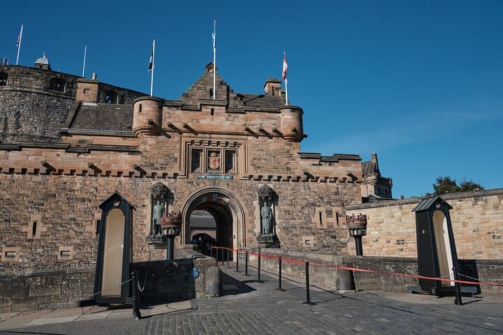 Edinburgh Castle Guided Tour and Holyrood Palace Visit: Royal History Walk