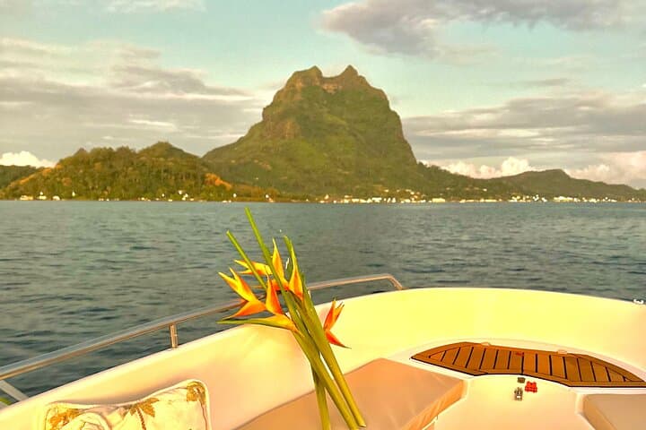 Private Sunset Jet-Boat Tour in Bora Bora: Lagoon Sunset & Champagne Cruise photo 5