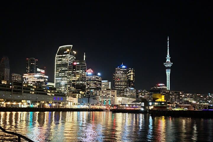 Auckland Nightlights Harbour Cruise: 2-Hour Evening Sail with Drinks